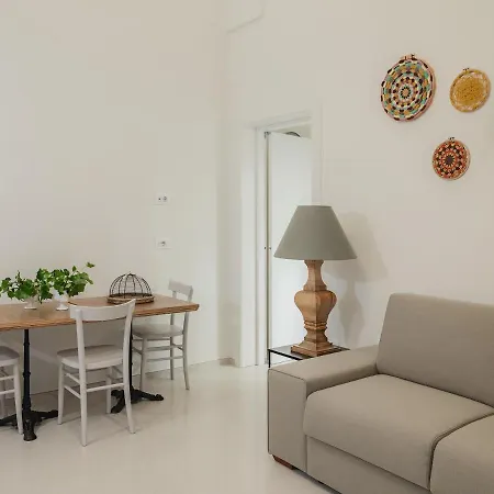 Living U Homesuites Апарт-отель Лечче