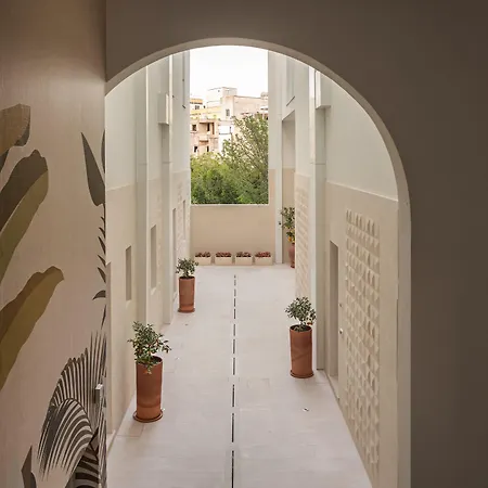 Living U Homesuites 4* ليتشي